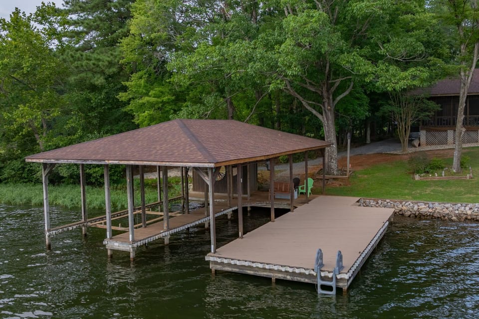 Private a with 1 boat slip (fits up to 24 ft)