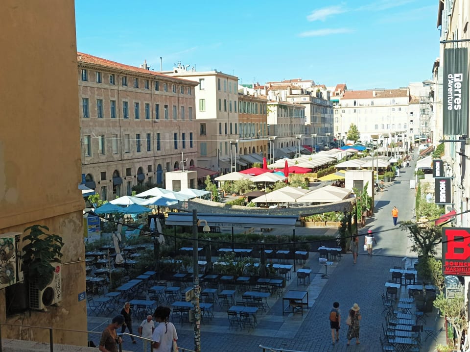 place aux huiles, surroundings