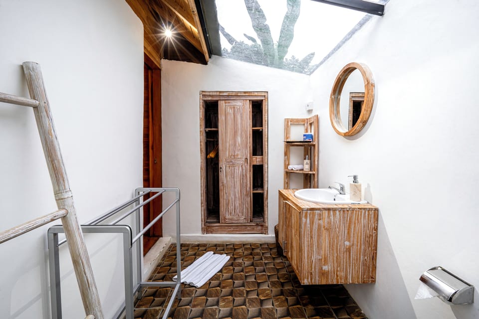 Standard Room | Bathroom | Shower, hair dryer, bidet, towels