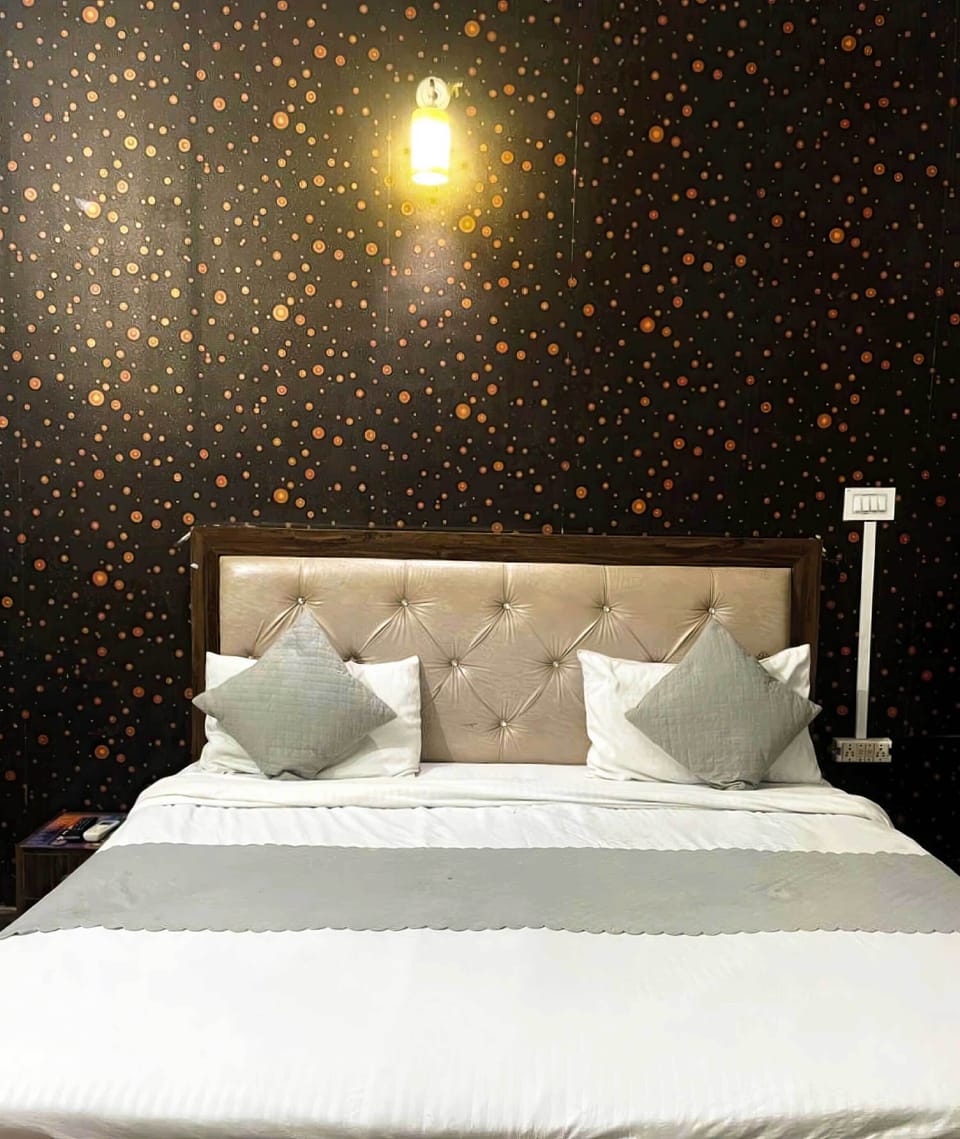 Deluxe Double Room | Desk, laptop workspace, free WiFi