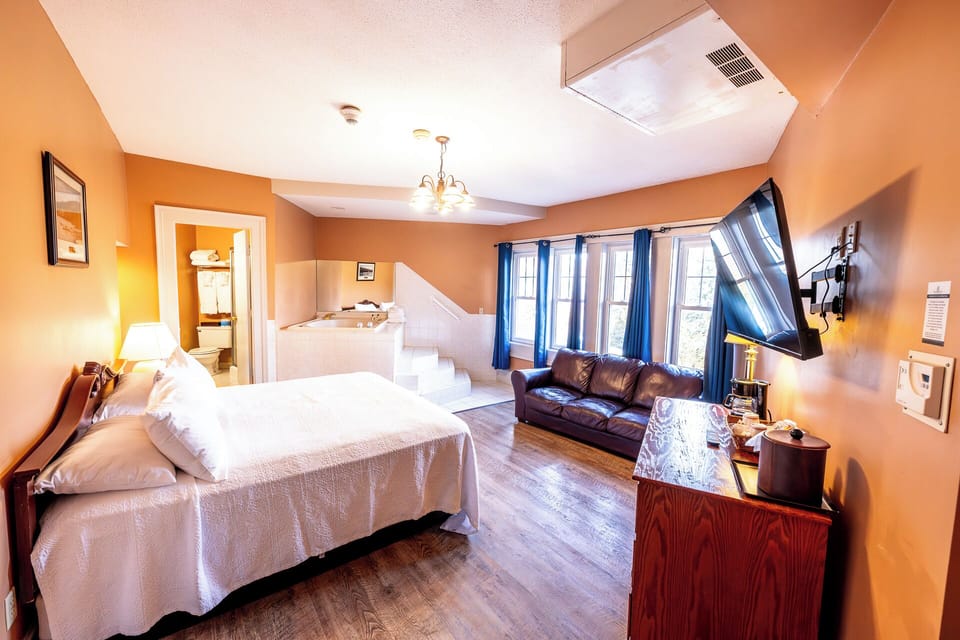 Wake up to an open suite with lounging and spa steps.