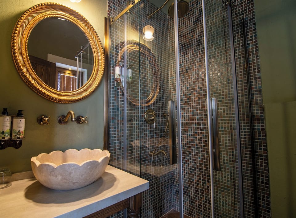 Standard Double Room | Bathroom | Free toiletries, hair dryer, slippers, bidet
