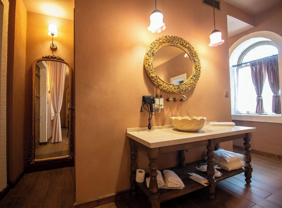 Deluxe Double Room | Bathroom | Free toiletries, hair dryer, slippers, bidet