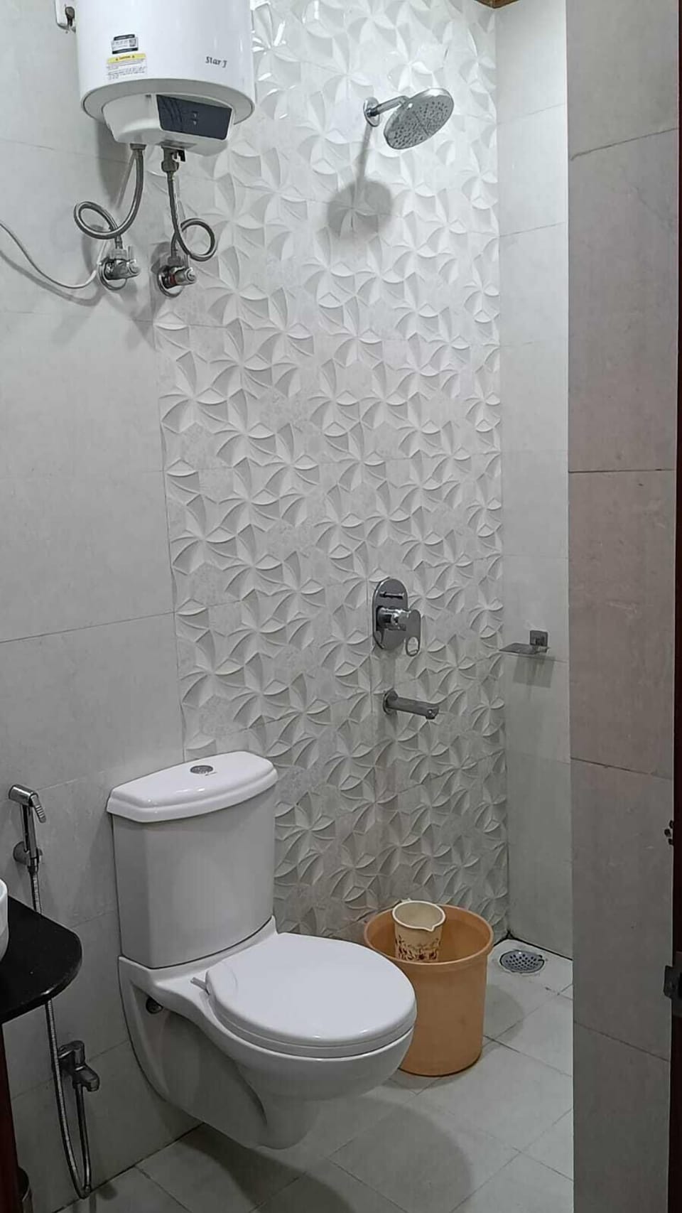 Classic Room | Bathroom | Shower, free toiletries, slippers, towels