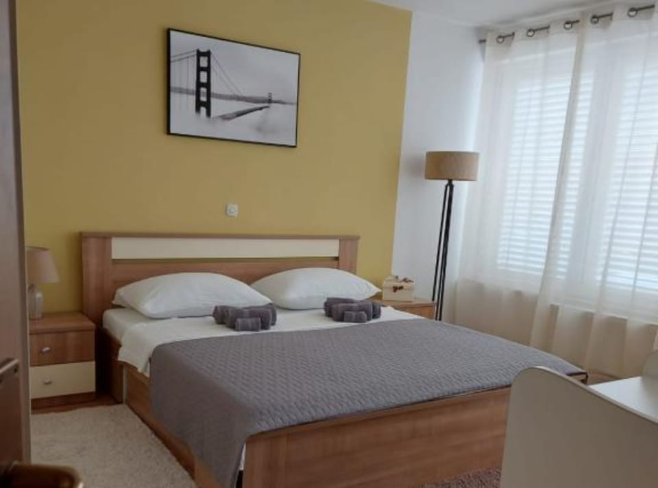 House (Four Bedroom Holiday Home with Swimmi) | 4 bedrooms, cribs/infant beds