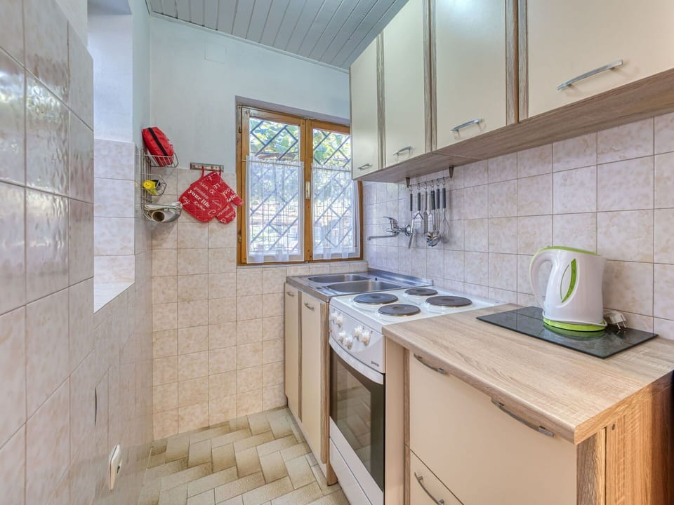 Wood, Flooring, Floor, Interior Design, Ceiling, Room, Apartment, Major Appliance, Tile, Plumbing Fixture