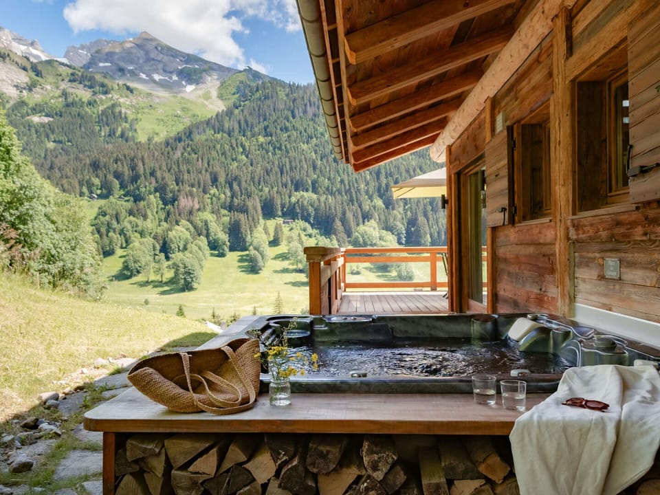 Outdoor spa tub