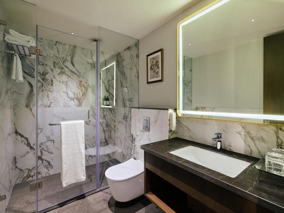 Deluxe Double Room | Bathroom | Slippers