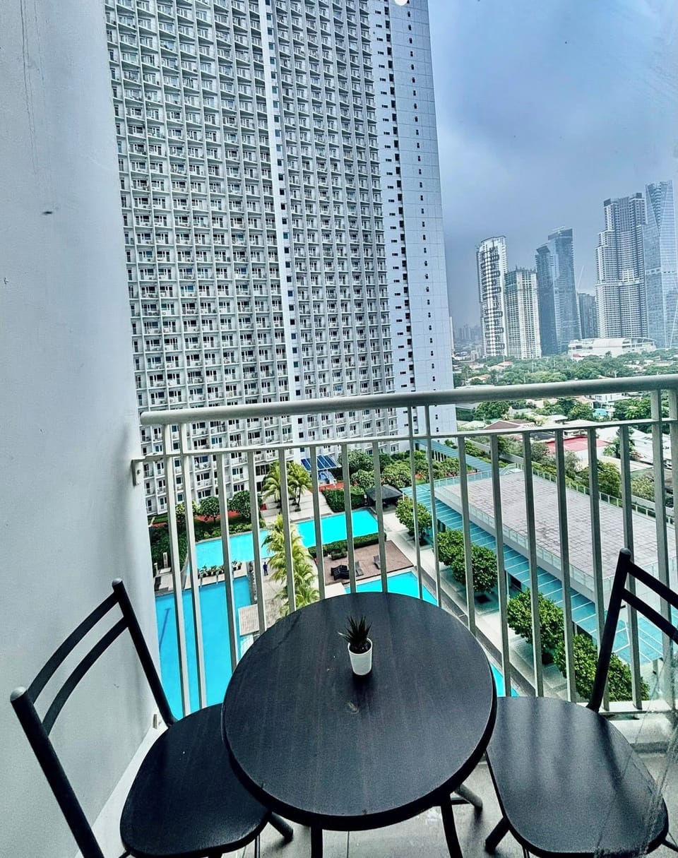 Balcony with Pool and Skyline view