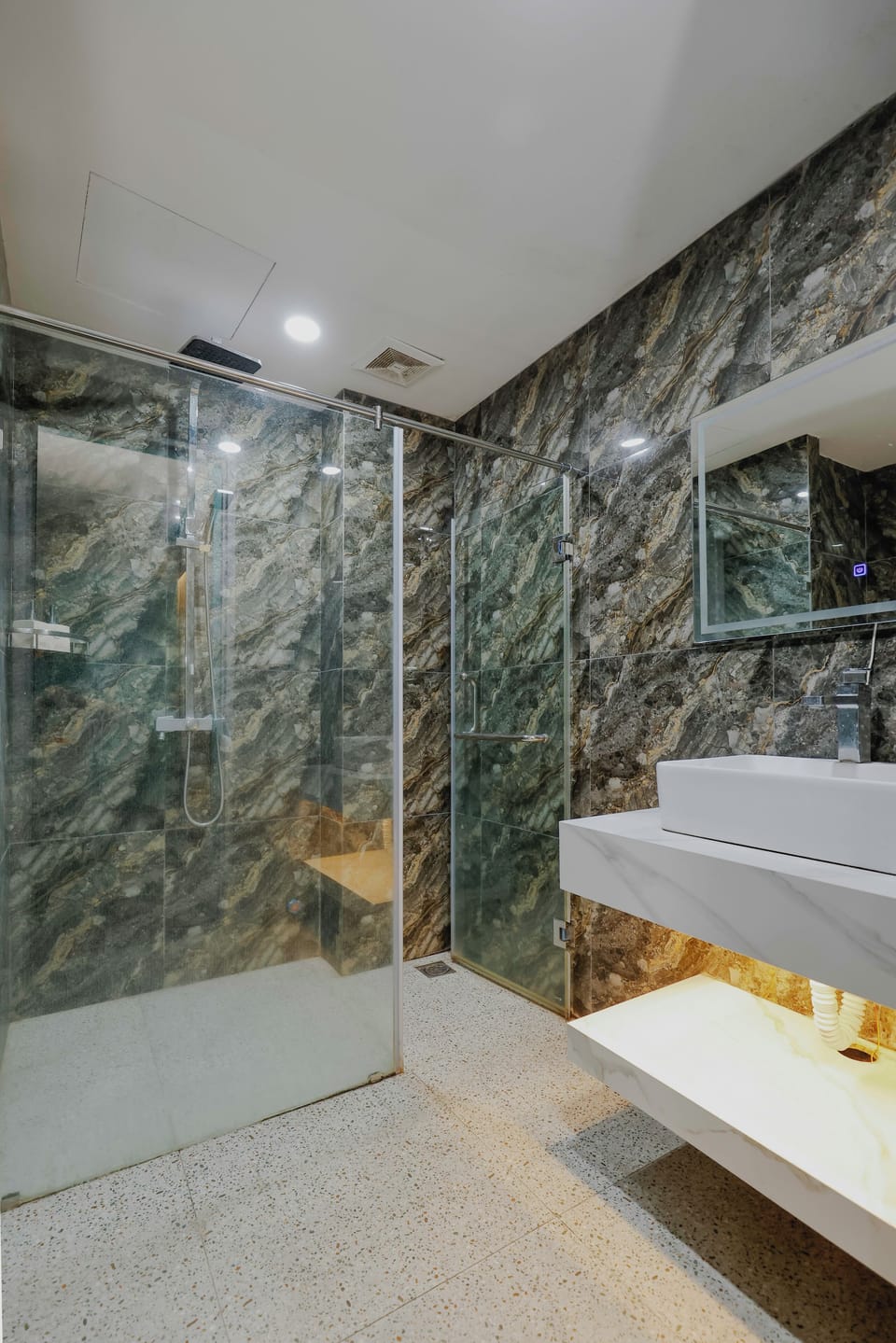 Superior Room | Bathroom | Free toiletries, shampoo, toilet paper