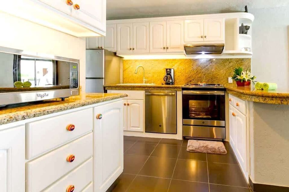  Fully equipped kitchen. Cook up a Cabo feast! 