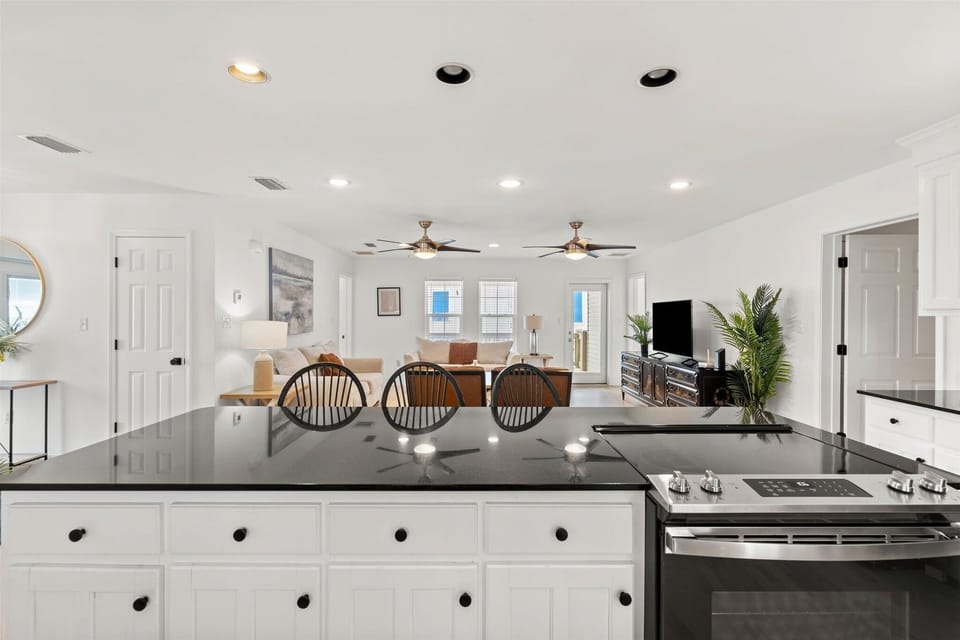 House, 4 Bedrooms | Private kitchen | Fridge, oven, coffee/tea maker, toaster