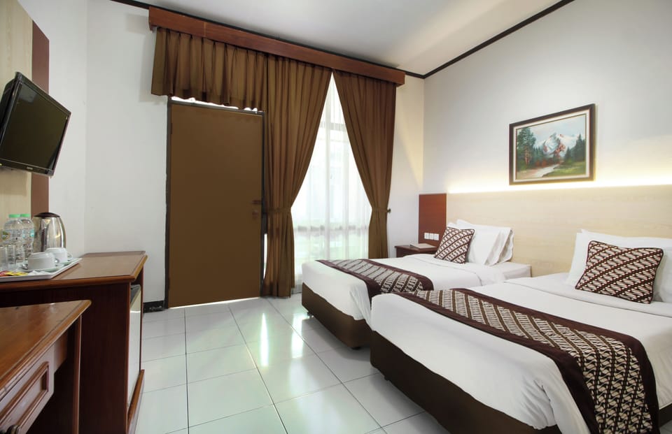 Laptop workspace, free WiFi, bed sheets