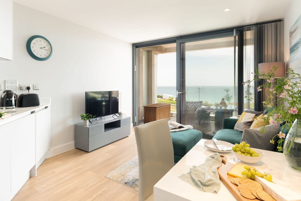 Living room at 24 The Liner, Falmouth, Cornwall, self catering with Beach Retreats.