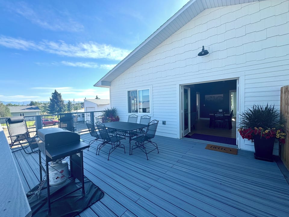 Large sundeck equipped with a grill and outdoor dining