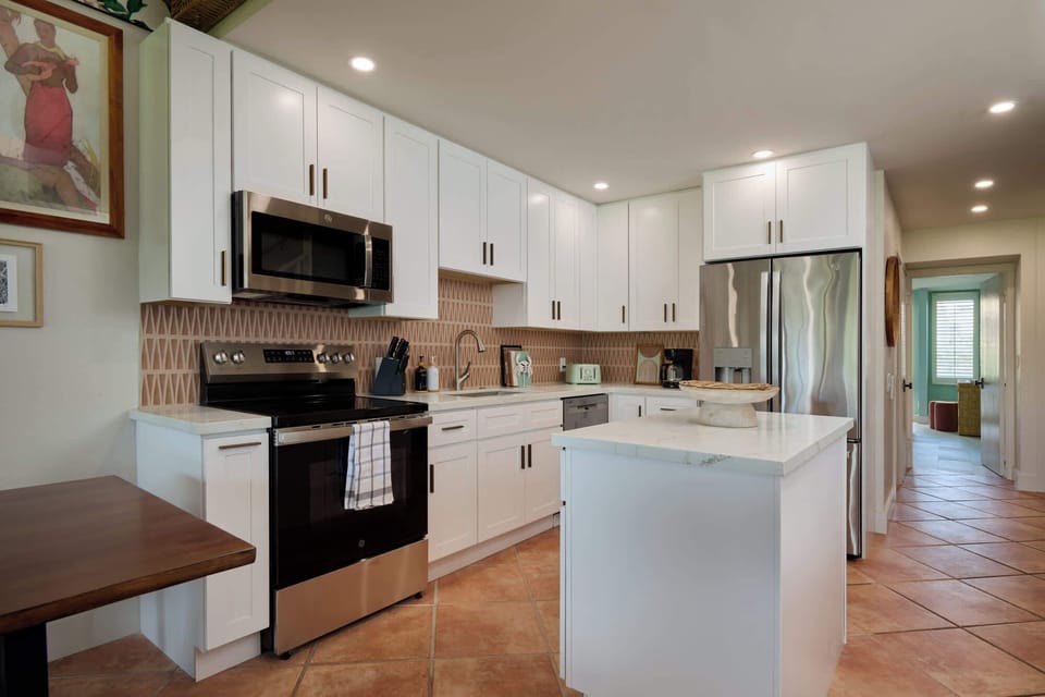 Fully renovated, fully stocked kitchen