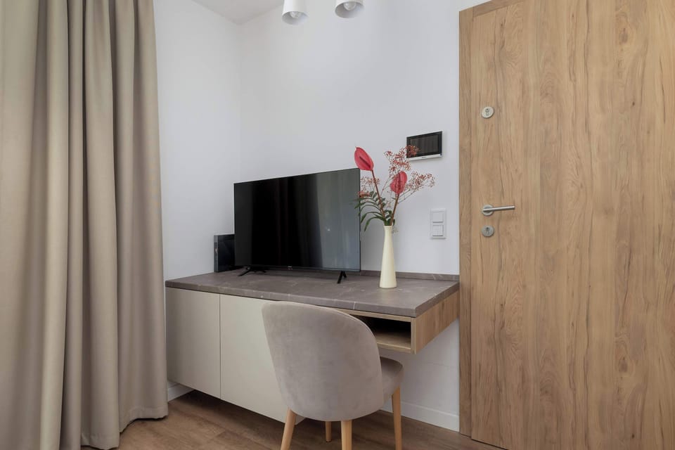 The living area's tasteful furnishings ensure a pleasant stay.