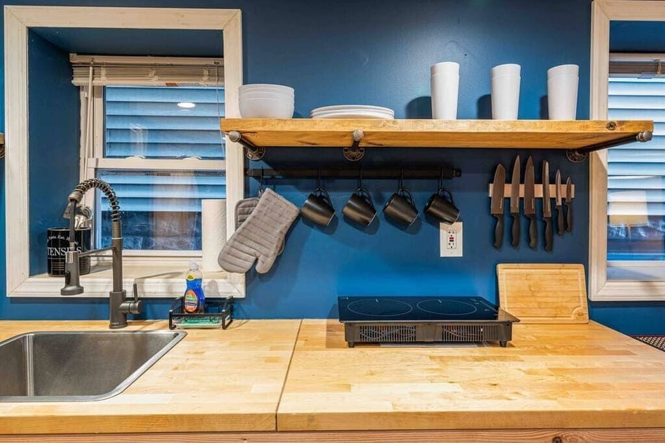 Custom-made kitchen counter space. Fully equipped with chef knives, silverware, an electric cooktop, and everything one might need to feel at home. Please use Butcherblock when cutting anything on top of the counter. Thank you. 