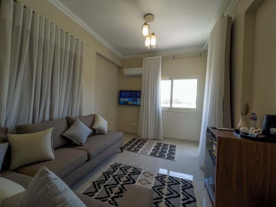Luxury Suite, Balcony, Mountain View | Living room | 70-inch Smart TV with digital channels