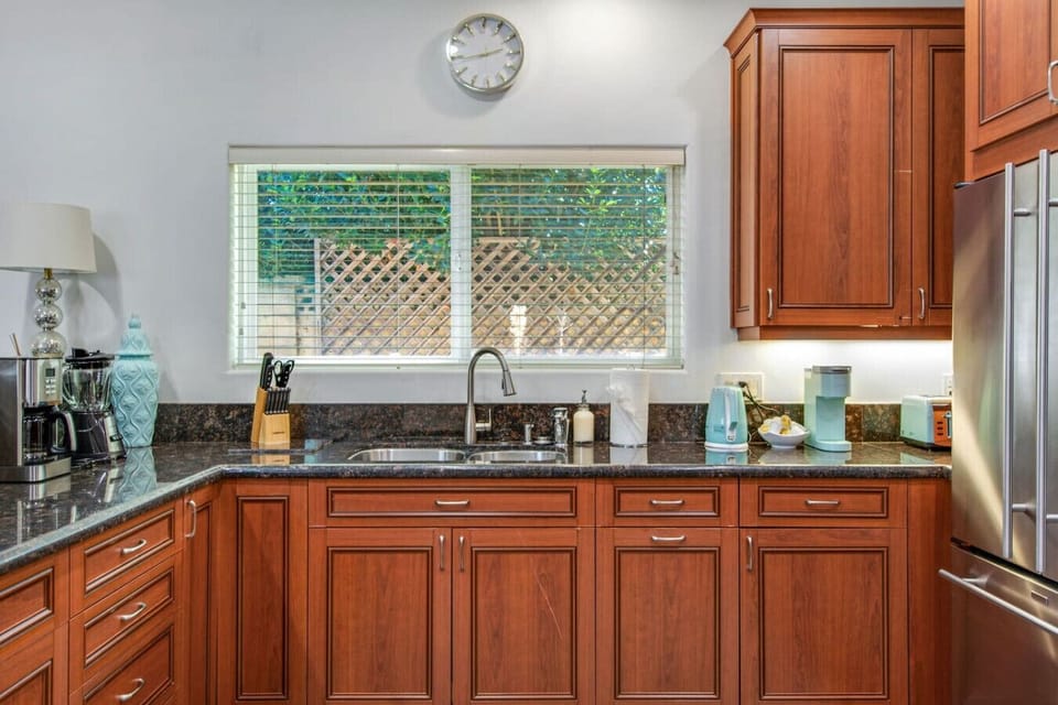 tainless steel appliances and stocked supplies.