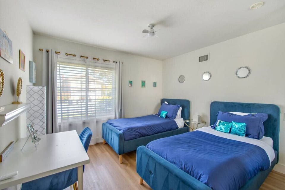 Bedroom 4: 2 Twin beds, desk
