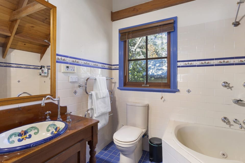 Ensuite Bathroom - King bedroom upstairs