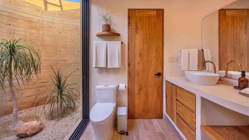 Bathroom and private courtyard 
