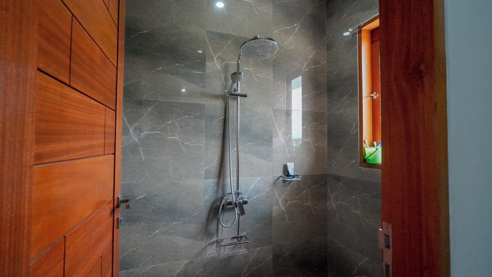 Deluxe Double Room, Garden View | Bathroom | Shower, free toiletries, towels, soap