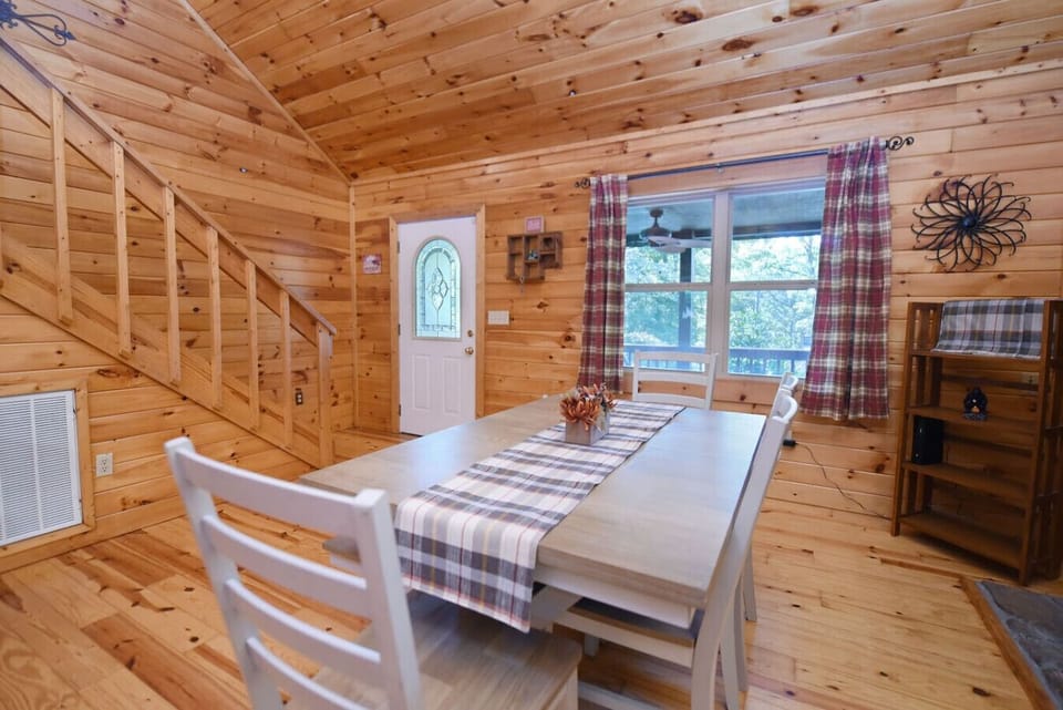 Pet friendly cabin rental, north georgia, blue ridge