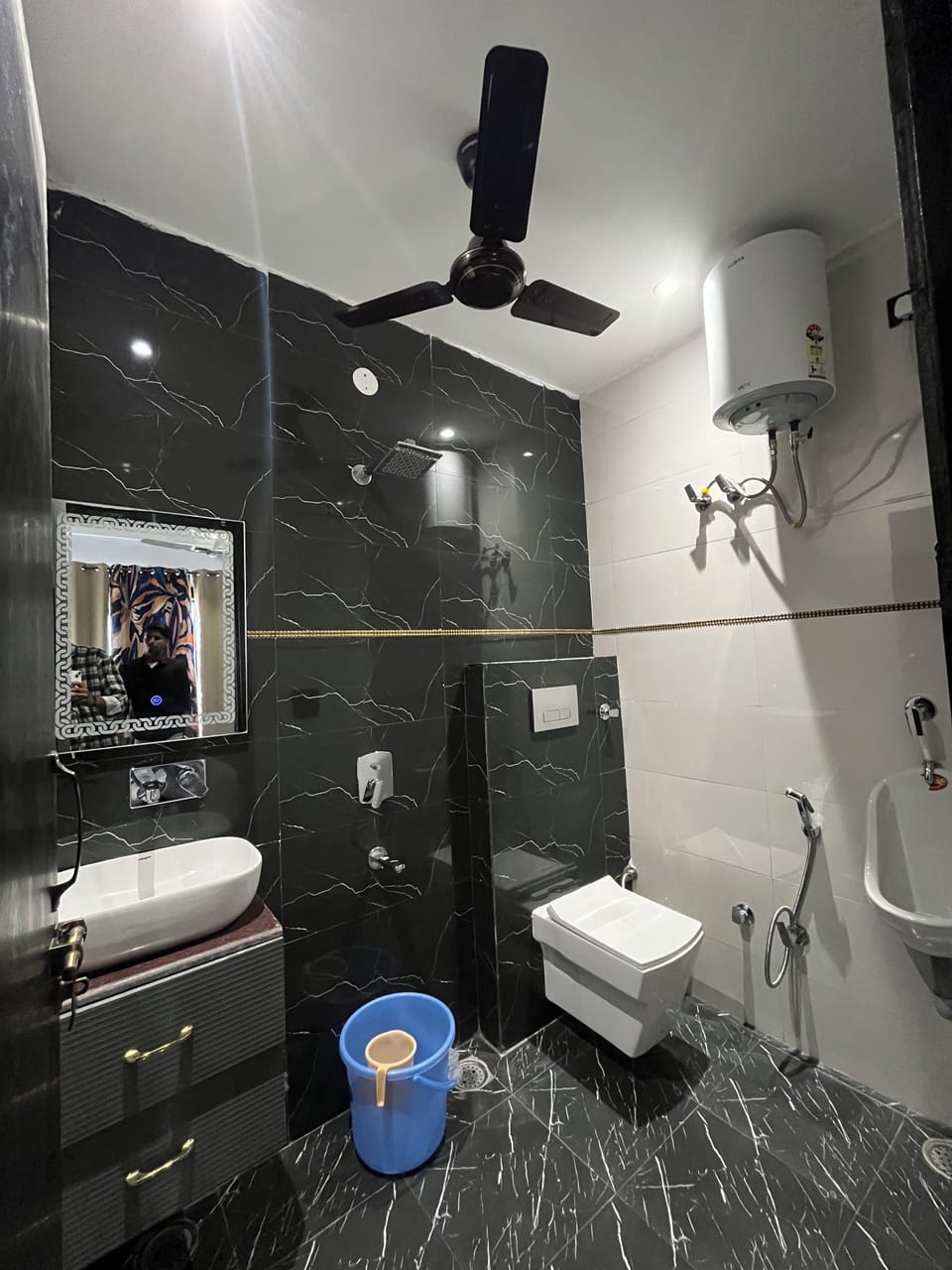 Deluxe Room | Bathroom | Shower, towels, soap, shampoo