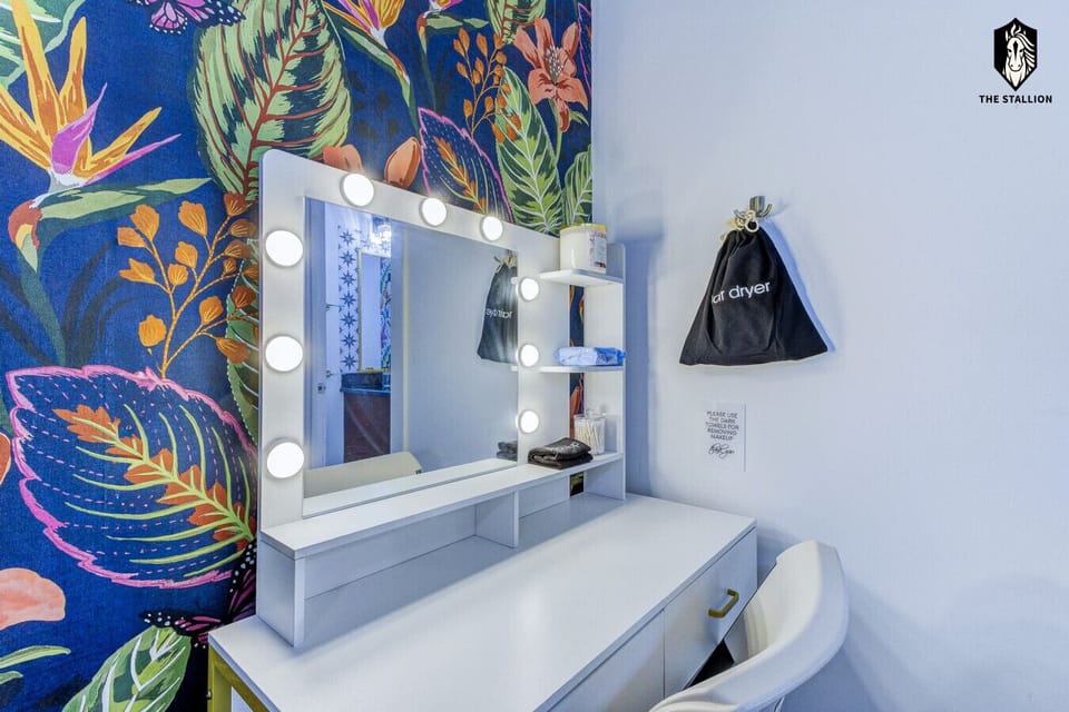 Dressing table (ladies love it!)