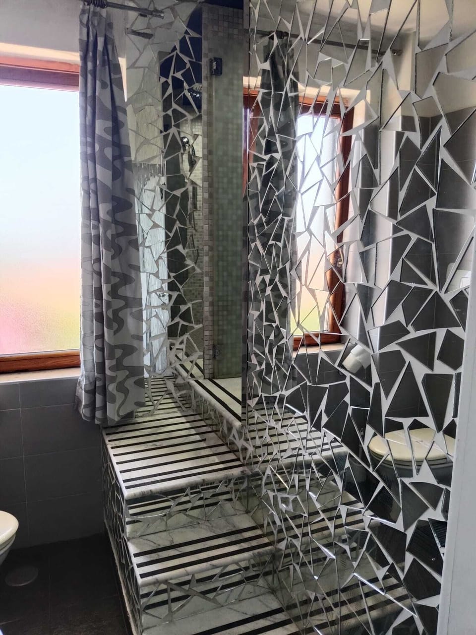 Deluxe Suite, Hot Tub (Paradiso) | Bathroom | Hair dryer, slippers, bidet, towels