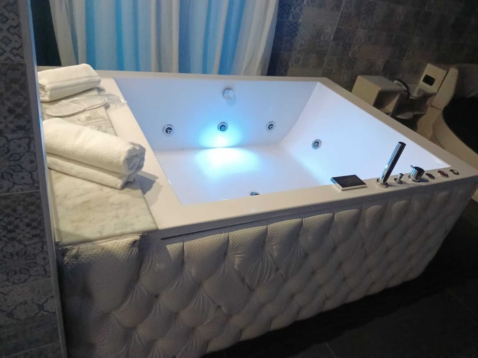 Deluxe Suite, Hot Tub (Paradiso) | Private spa tub