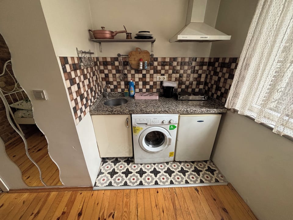 Deluxe Apartment | Private kitchen | Mini-fridge, microwave, stovetop, cookware/dishes/utensils