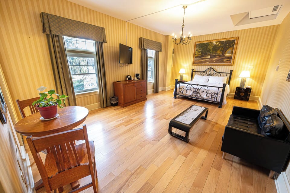 Settle into this airy king room with elegant comfort.