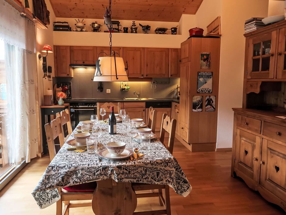 Furniture, Interior Design, Kitchen, Wood, Flooring, Kitchen & Dining Room Table, Ceiling, Chair, Countertop, Table