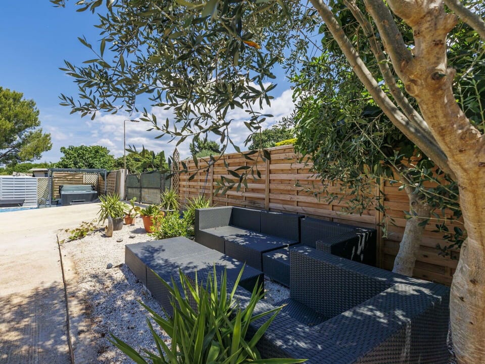 Shade, Garden, Outdoor Furniture, Landscaping, Walkway, Backyard, Courtyard, Yard, Flagstone, Hardwood