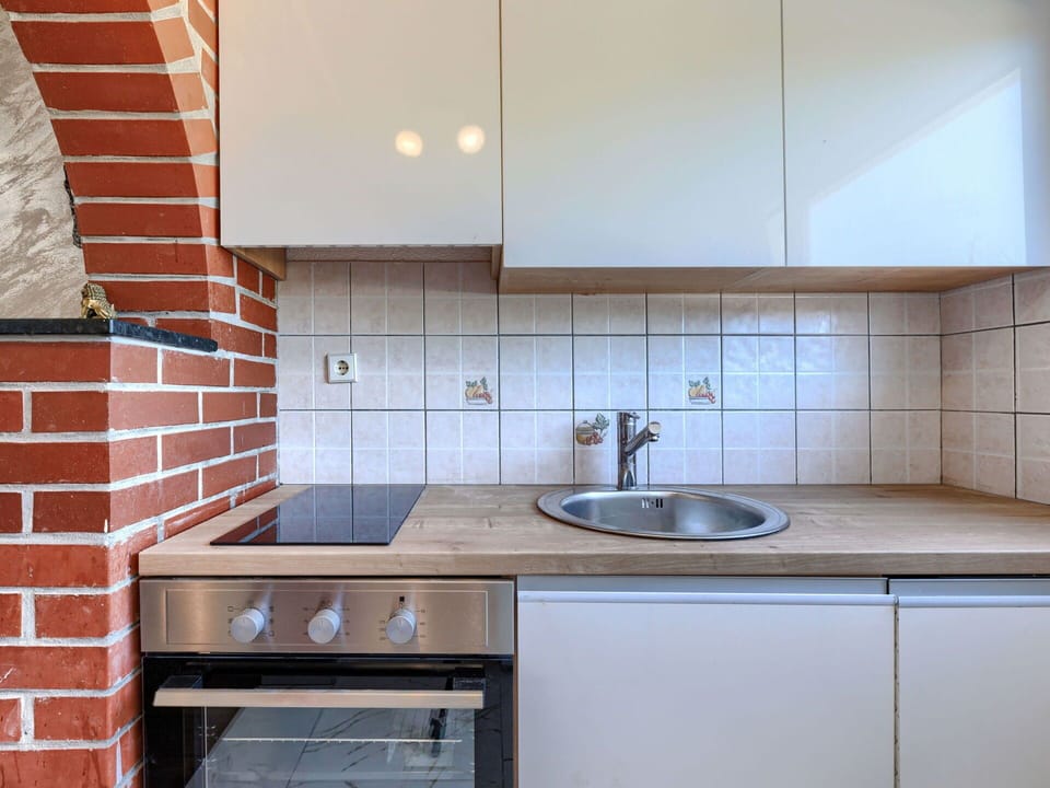 Kitchen, Kitchen Appliance, Countertop, Major Appliance, Cabinetry, Flooring, Wood, Interior Design, Home Appliance, Kitchen Stove