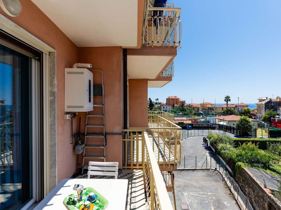 Wall, Apartment, Residential Area, Neighbourhood, Balcony, Urban Design, Condominium, Handrail, Baluster, Fence