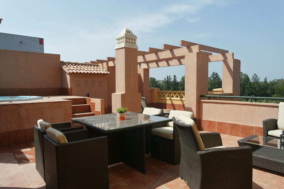 Apartment | Outdoor spa tub