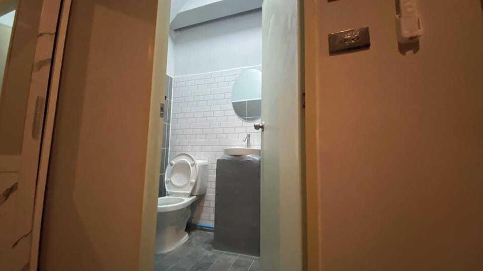 Basic Single Room, Non Smoking, City View | Bathroom | Shower, towels, soap, shampoo