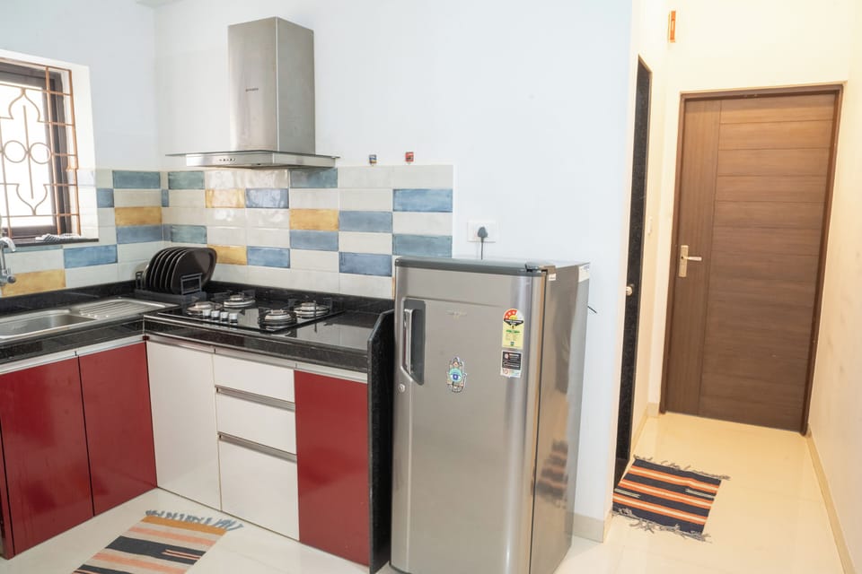 Deluxe Apartment, 1 King Bed with Sofa bed, Pool View | Private kitchen