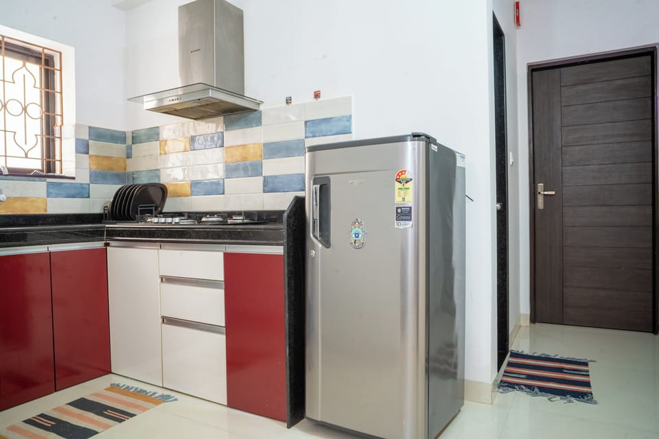 Deluxe Apartment, 1 King Bed with Sofa bed, Pool View | Private kitchen