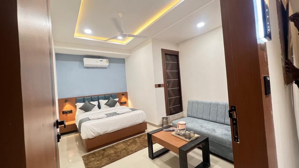 Deluxe Double Room, Non Smoking, Housekeeping | Desk, free WiFi