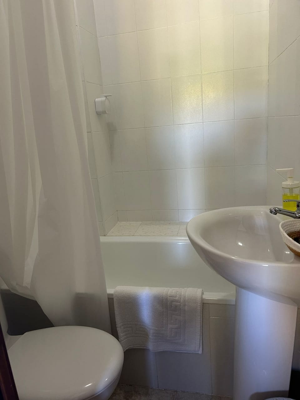 Standard Twin Room, Garden View | Bathroom