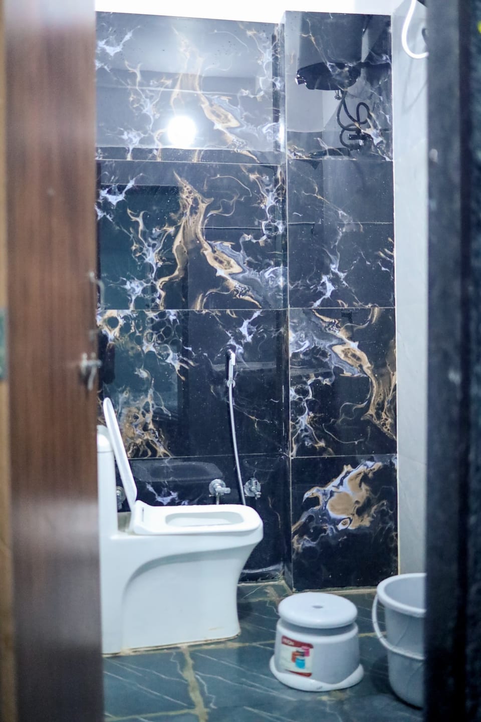 7 Bed Room | Bathroom | Shower, towels, soap, shampoo