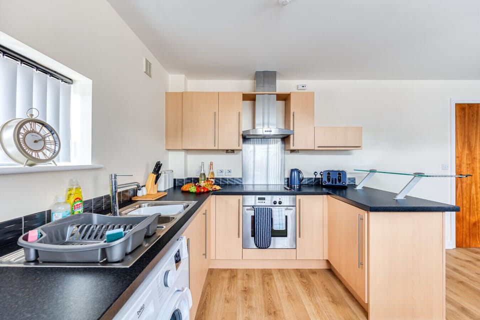 A fully equipped kitchen with all the essentials to prepare and enjoy home-cooked meals.