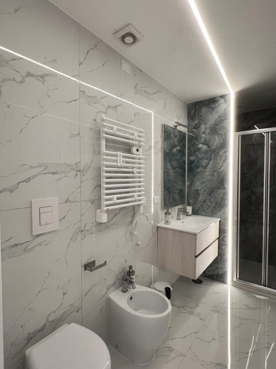 Luxury Quadruple Room | Bathroom | Shower, free toiletries, hair dryer, slippers