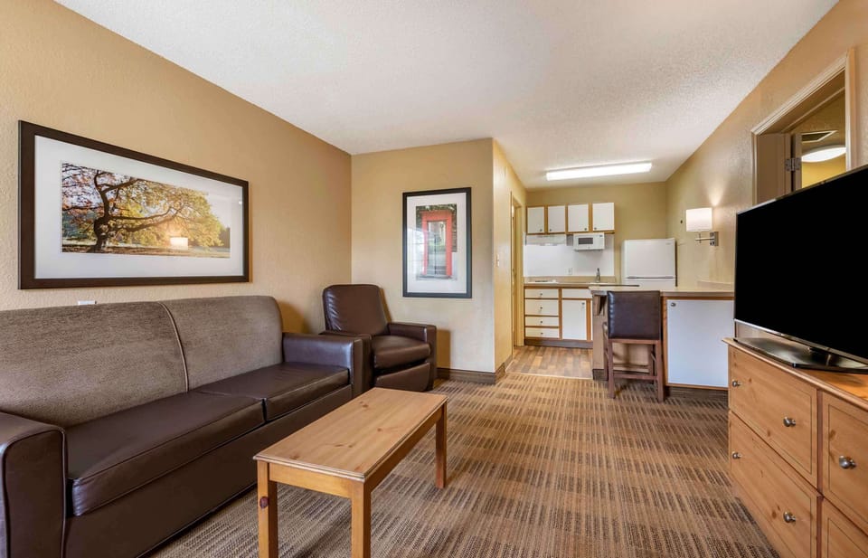 Desk, laptop workspace, free WiFi, bed sheets