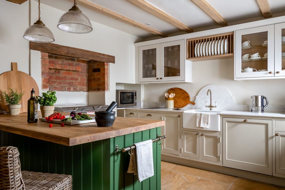 Apple Tree Cottage, Daglingworth kitchen - Stay Cotswold
